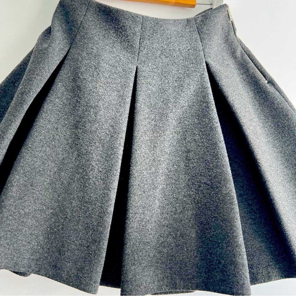 ZARA Women’s Pleated Grey Skirt 🩶